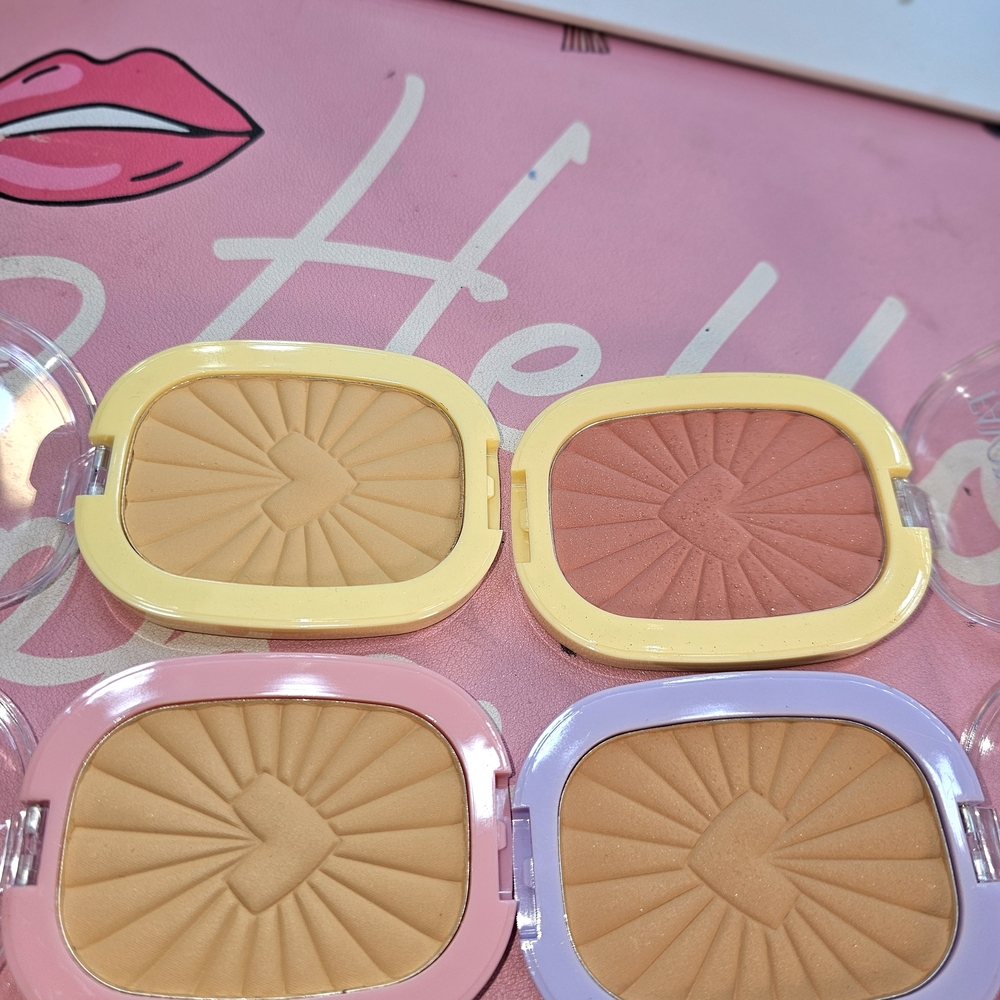 Compact Powder – Warm Beige (Pink Packaging) - Picture 3 of 3